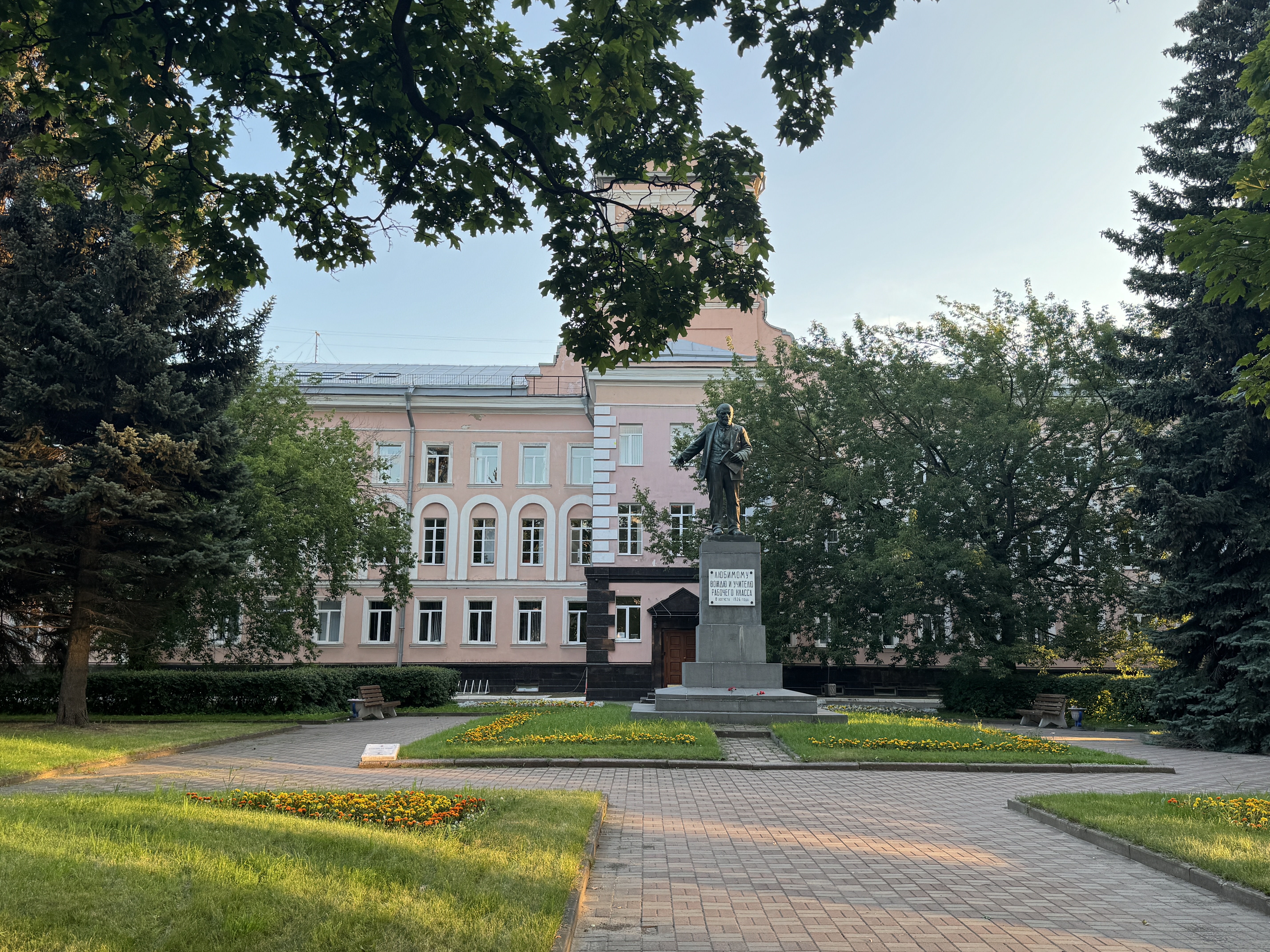 Невский завод (АО НЗЛ)